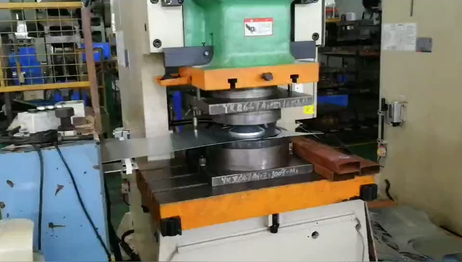 過濾器沖壓無人車間，機器人代替人工